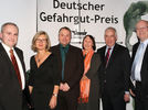 Geballte Gefahrgut-Kompetenz der Chemischen Industrie im Rahmen der Preisverleihung (v.l.n.r.): Robert Schmidkunz (Evonik), Andrea Heid (VCI), Christian Sauer (Evonik), Ingrid de Wilde (Evonik), Rainer Brunssen, Ulrich Mann (GBK).