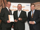 Übergabe von Gefahrgut-Preis 2017 und Urkunde durch Uwe Heins (li., gela-Chefredakteur) und Enak Ferlemann (re., Parlamentarischer Staatssekretär im BMVI) an Gerhard Lahmann.