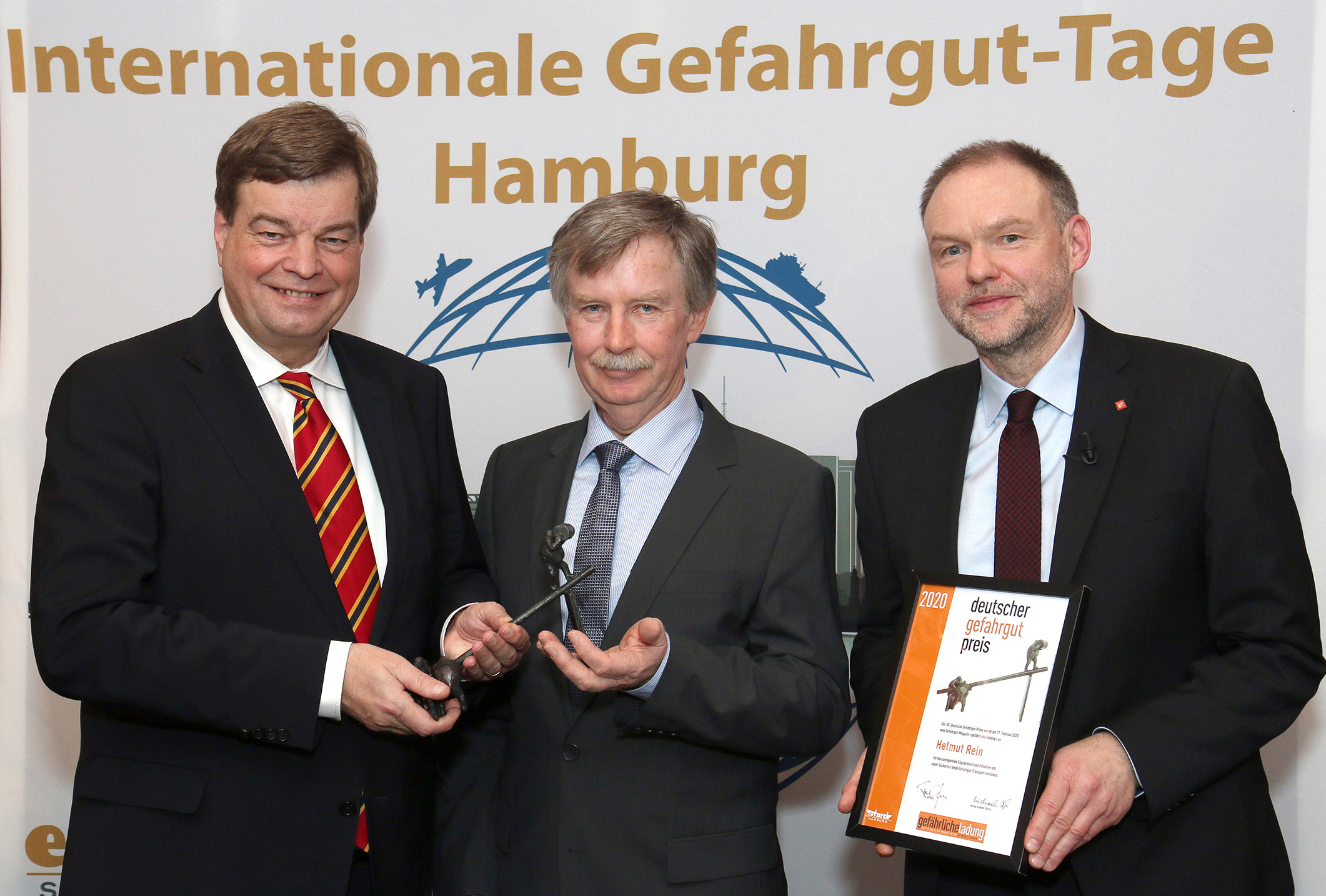 von links: Parlamentarischer Staatssekretär im BMVI Enak Ferlemann, Gefahrgutpreisträger Helmut Rein und Chefredakteur Dr. Michael Heß