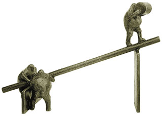 Bronzeskulptur des Deutschen Gefahrgut-Preises mit Preisträgern
