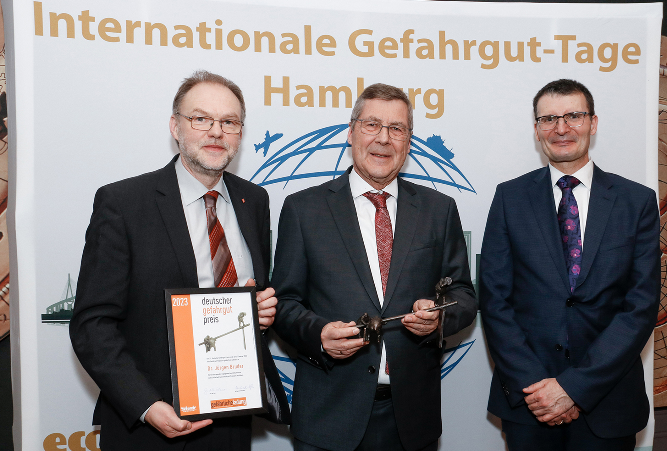 von links: Chefredakteur „gefährliche ladung“ Dr. Michael Heß, Gefahrgutpreisträger Dr. Jürgen Bruder und Staatssekretär im BMDV Hartmut Höppner (Foto: ecomed-Storck/Stephan Persch)