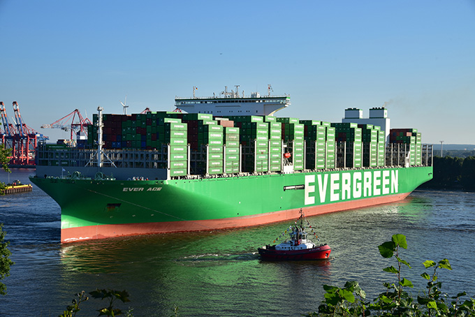 Die Ever Ace ist mit einer Stellplatzkapazität von 23.992 TEU aktuell das größte Containerschiff der Welt